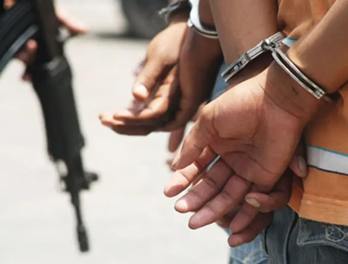 Policía apresa a cinco hombres acusados de atraco a mano armada en una gasolinera en Bávaro