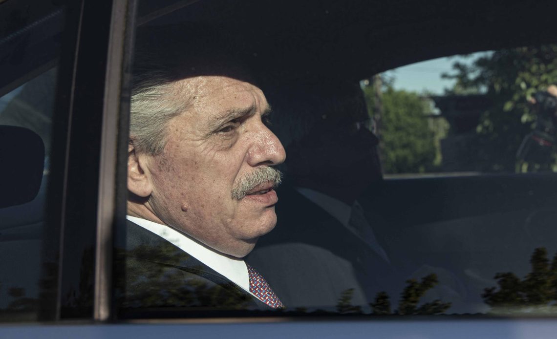 Fotografía de archivo del 27 de octubre de 2023 del expresidente Alberto Fernández (2019-2023) visitando al ex presidente de Uruguay José Mujica en Montevideo (Uruguay). EFE/ Sofia Torres