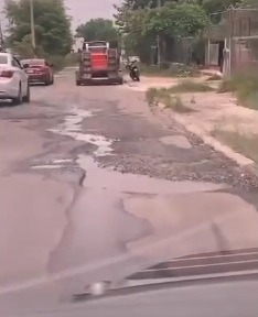 Moradores insisten en que autoridades intervengan calle en mal estado, en la Jacobo Majluta