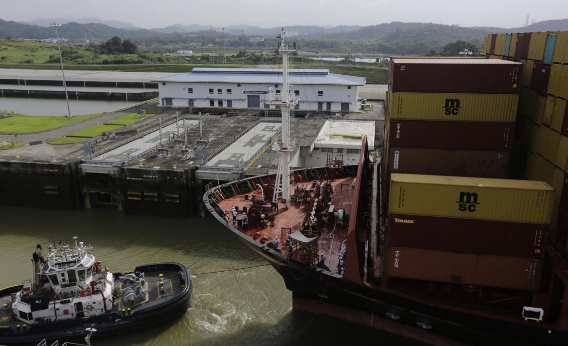 Buque portacontenedores transita, este lunes por las esclusas de Cocolí, en Ciudad de Panamá (Panamá). EFE/ Carlos Lemos