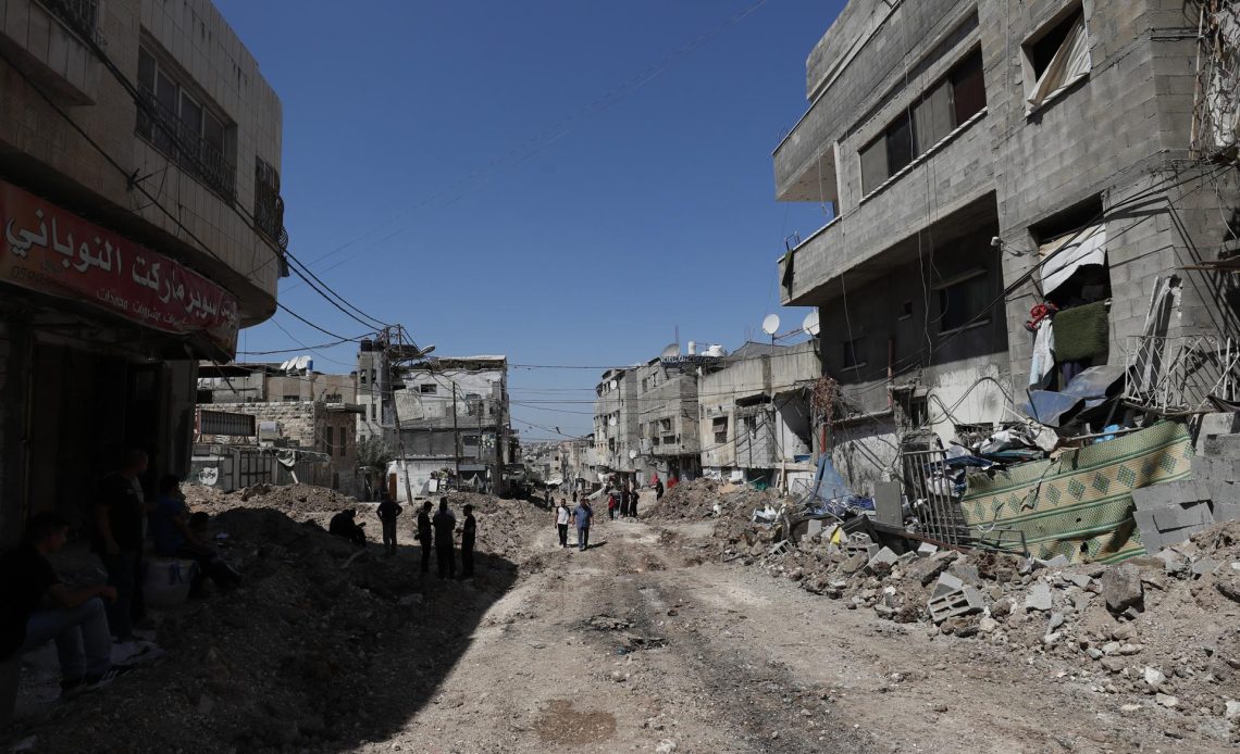 - Grupos de palestinos caminan por una calle dañada tras una operación del ejército israelí en la ciudad cisjordana de Tulkarem, este sábado. Al menos nueve personas murieron como resultado de dos ataques aéreos israelíes cerca de Tulkarem informó el Ministerio de Salud palestino. EFE/ Alaa Badarneh