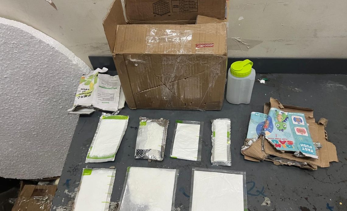 Incautan 23 láminas de cocaína camuflajeadas en cajas de cartón