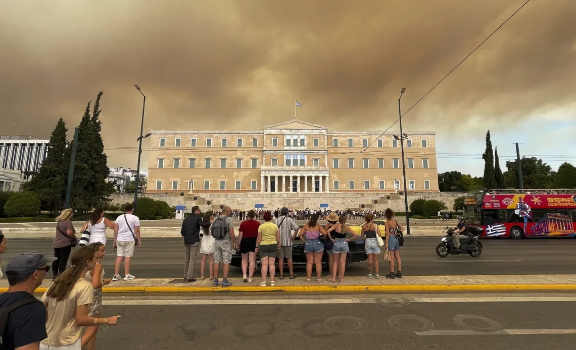 Incendio forestal cercano a la capital de Grecia oscurece el cielo de Atenas y avanza rápidamente