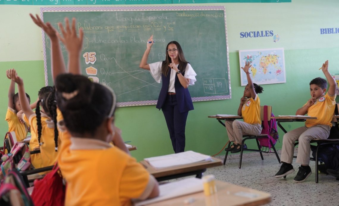 Maestra impartiendo docencia