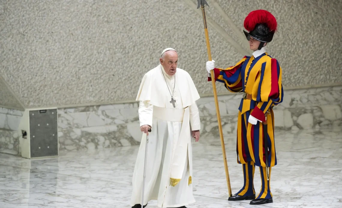 El papa pide llevar amor y bondad a la vida cotidiana en un mundo marcado por la guerra