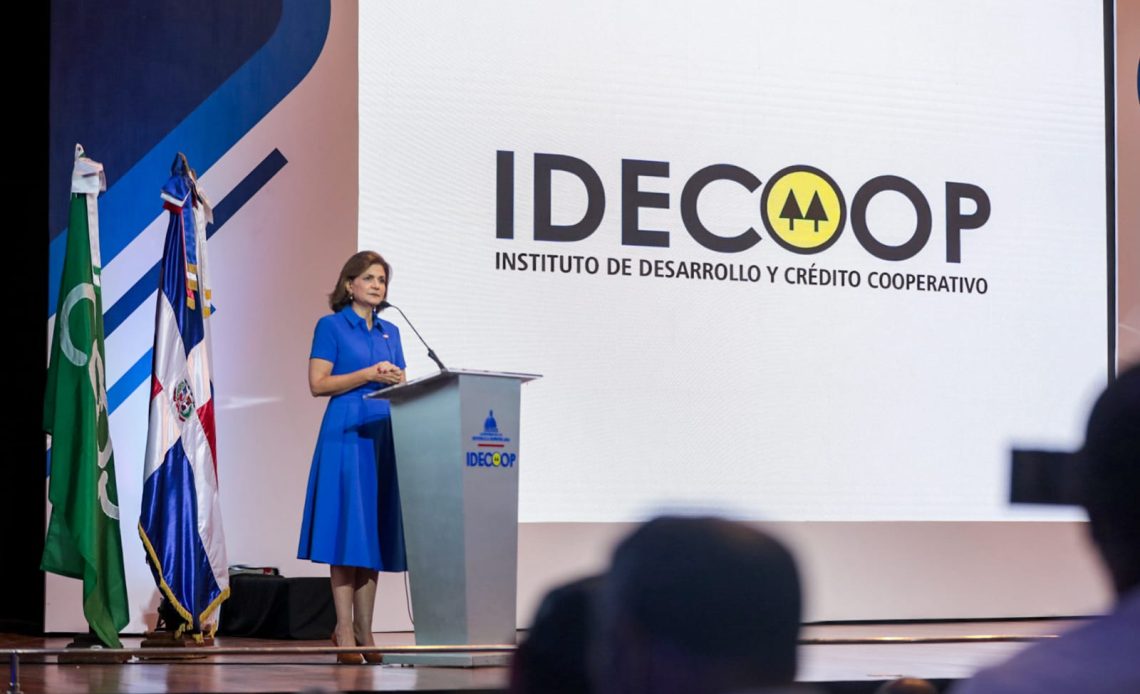 Raquel Peña en evento del IDECOOP