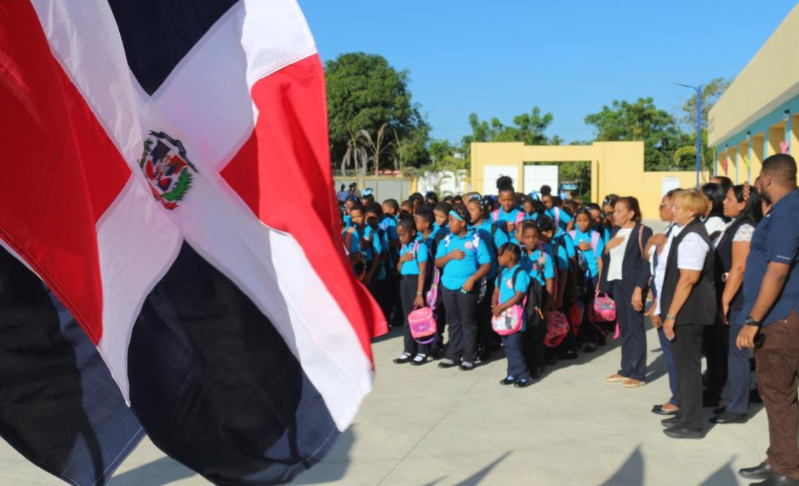 Año escolar inicia con masiva asistencia en Monte Plata