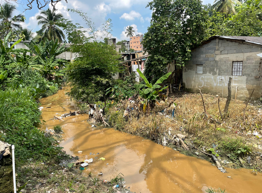 Denuncian concretera vierte sedimento contaminado en Arroyo Guzmán de Manoguayabo