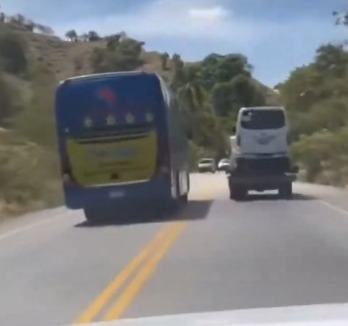 Empresa de autobuses desvincula conductor tras denuncia de manejo temerario