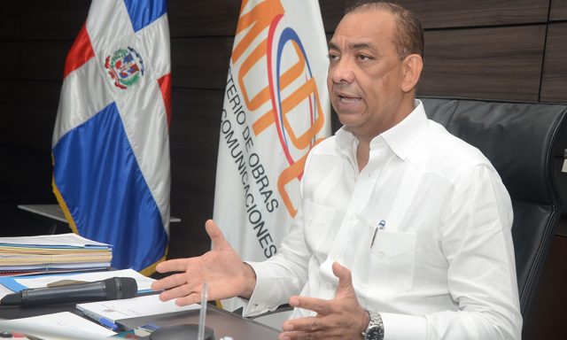 Ministro de Obras Públicas, Deligne Ascención./