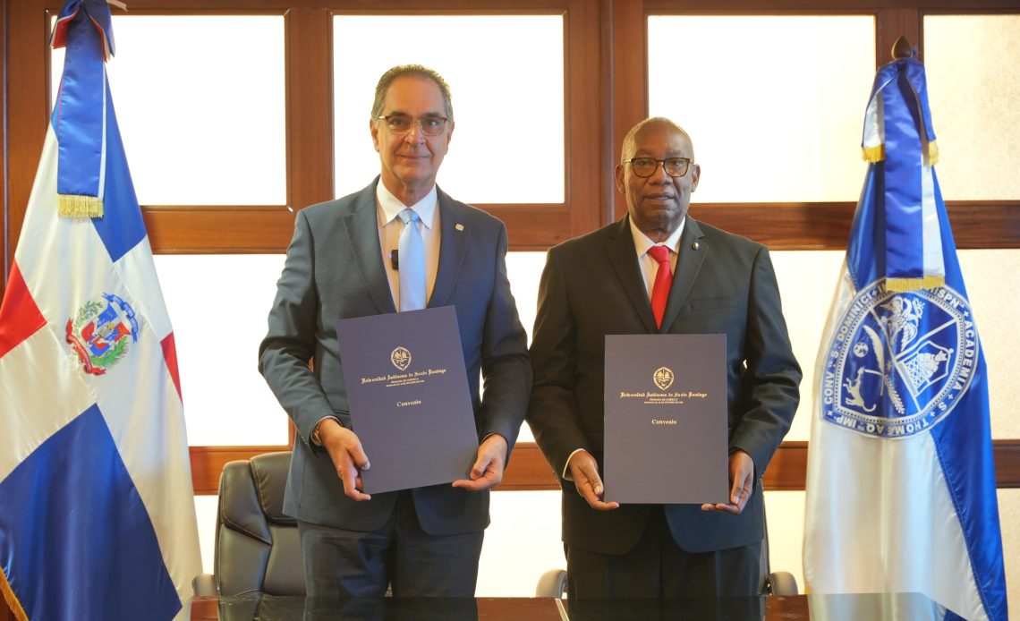 El rector de la Primada de América, maestro Editrudis Beltrán Crisóstomo y el director ejecutivo del Senasa, doctor Santiago Hazim Albainy.