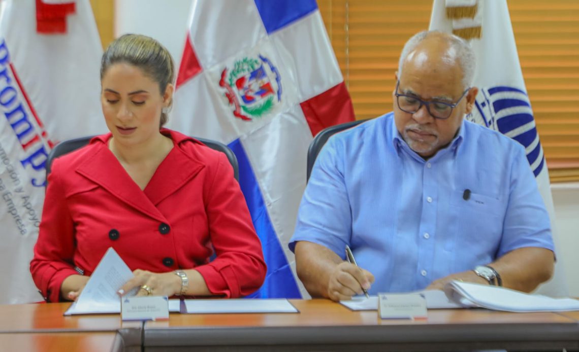 Gloria Reyes junto a Fabricio Gómez Mazara