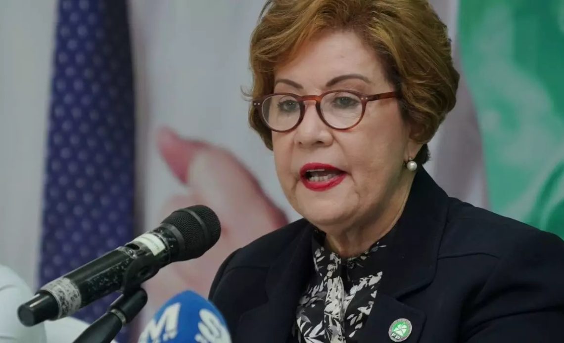 Exministra de Educación asegura rechazó útiles escolares por mala calidad durante su gestión