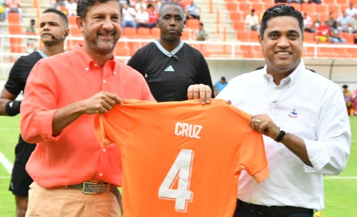 Ministro de Deportes, Kelvin Cruz, felicita al Cibao Fútbol Club por su quinto título en la LDF