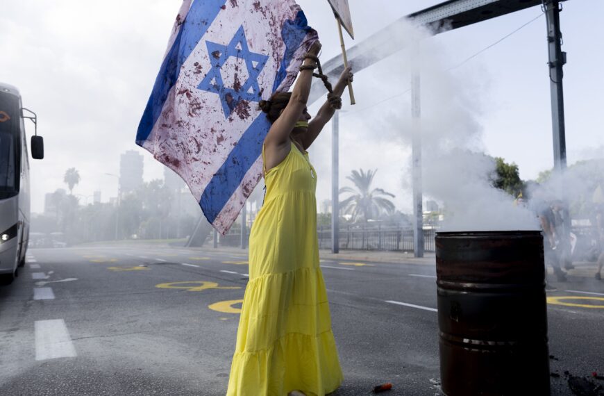 Mujer con bandera de Israel