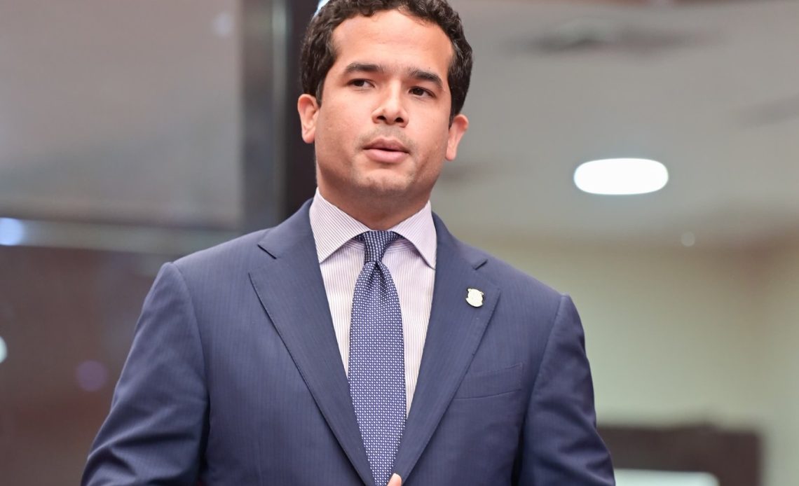 OMAR FERNÁNDEZ