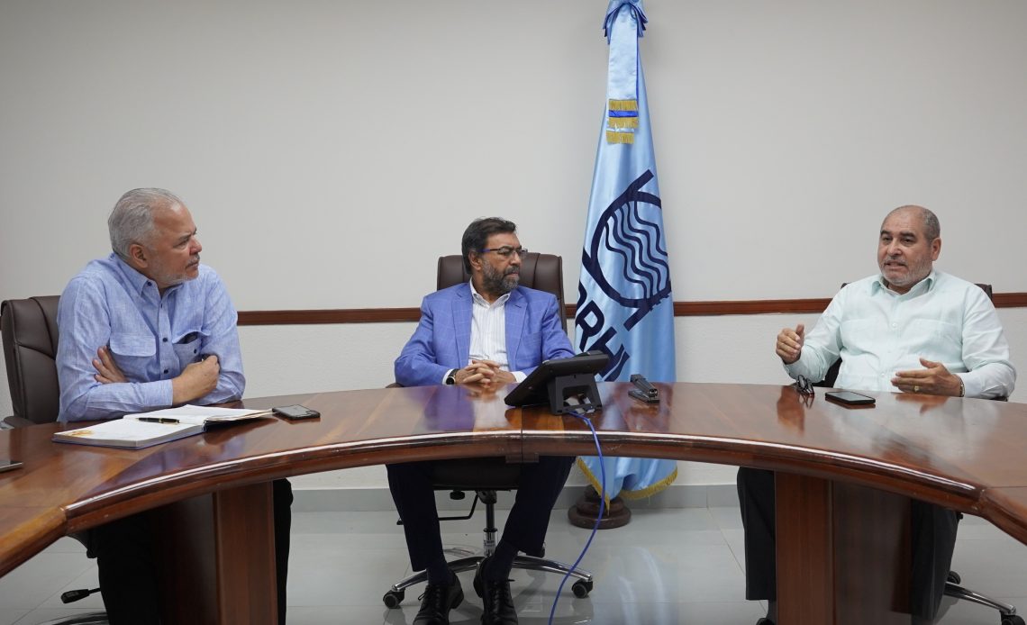 Olmedo Caba Romano, director ejecutivo del INDRHI y Rafael Salazar, administrador de EGEHID, conversan sobre traspaso de la presa Guaigüí.