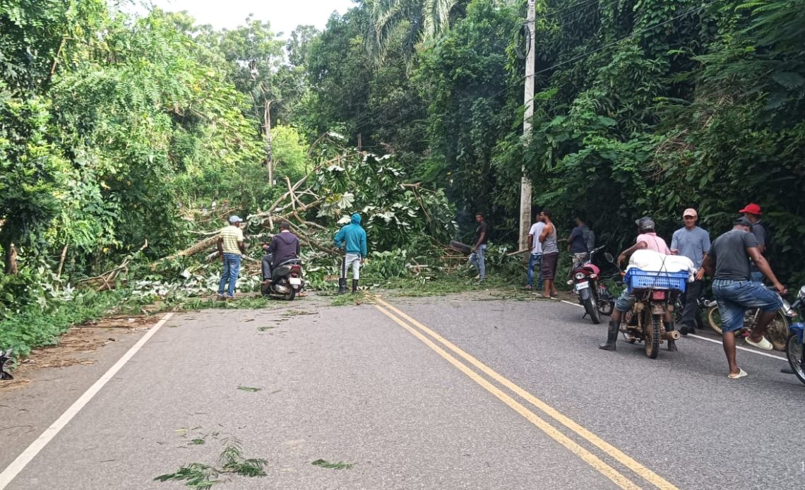 Comunitarios protestan por construcción de carretera en Monte Plata