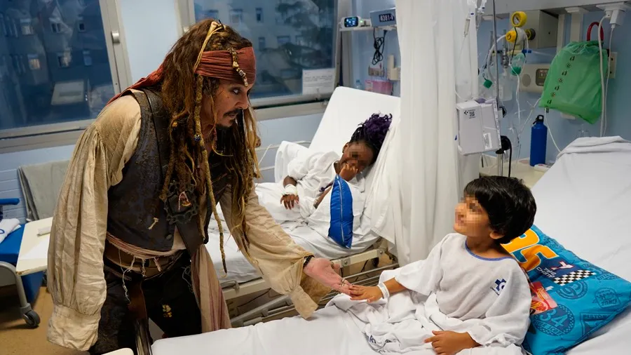 El hermoso gesto de Johnny Depp al visitar a los niños hospitalizados en San Sebastian como Jack Sparrow