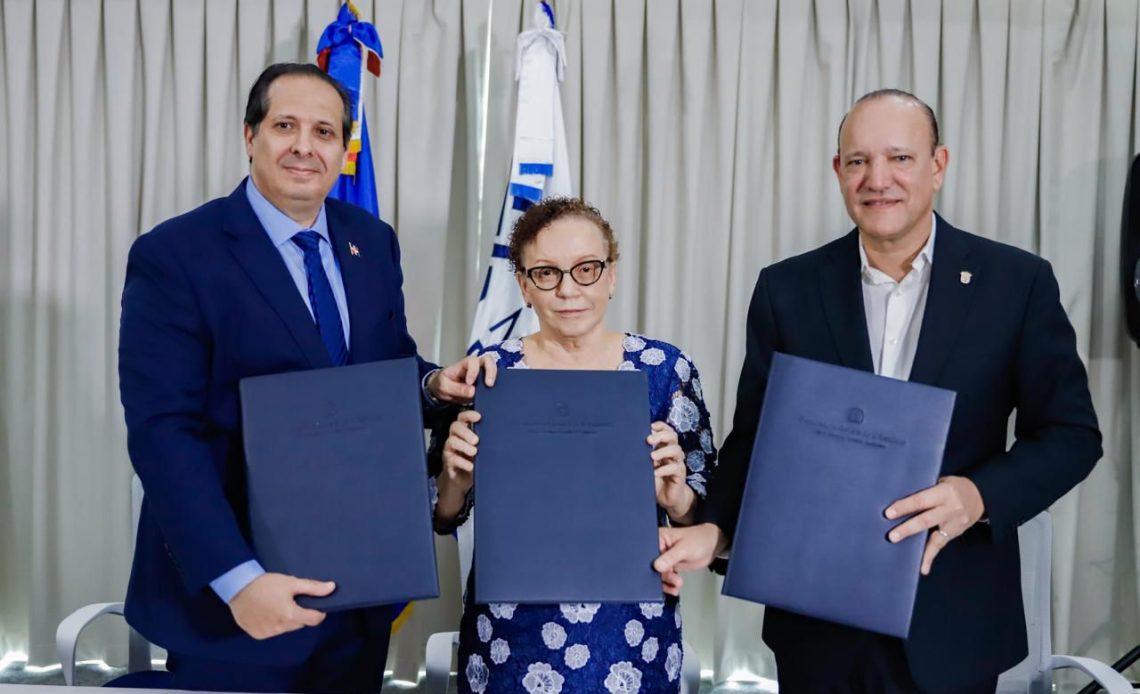 A la izquierda, ministro de Salud Pública, Víctor Atallah, en medio quien preside el Ministerio Público, Miriam Germán y el alcaldía de Santiago, Ulises Rodríguez.