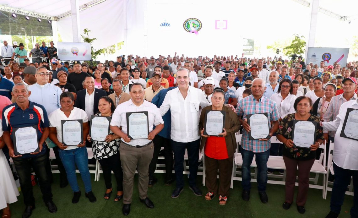 Abinader entrega 752 títulos de propiedad en proyecto Cotuí-Cevicos, Sánchez Ramírez