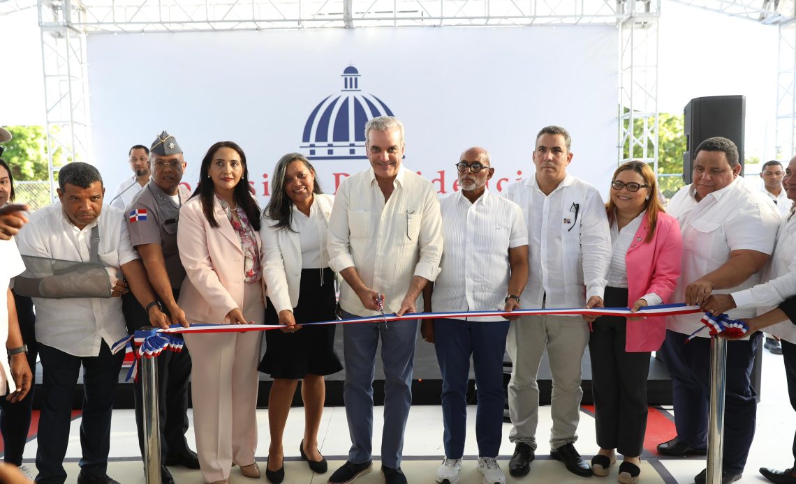 Abinader inaugura obras deportivas, destacamento policial e infraestructuras navales en provincias Azua y Peravia