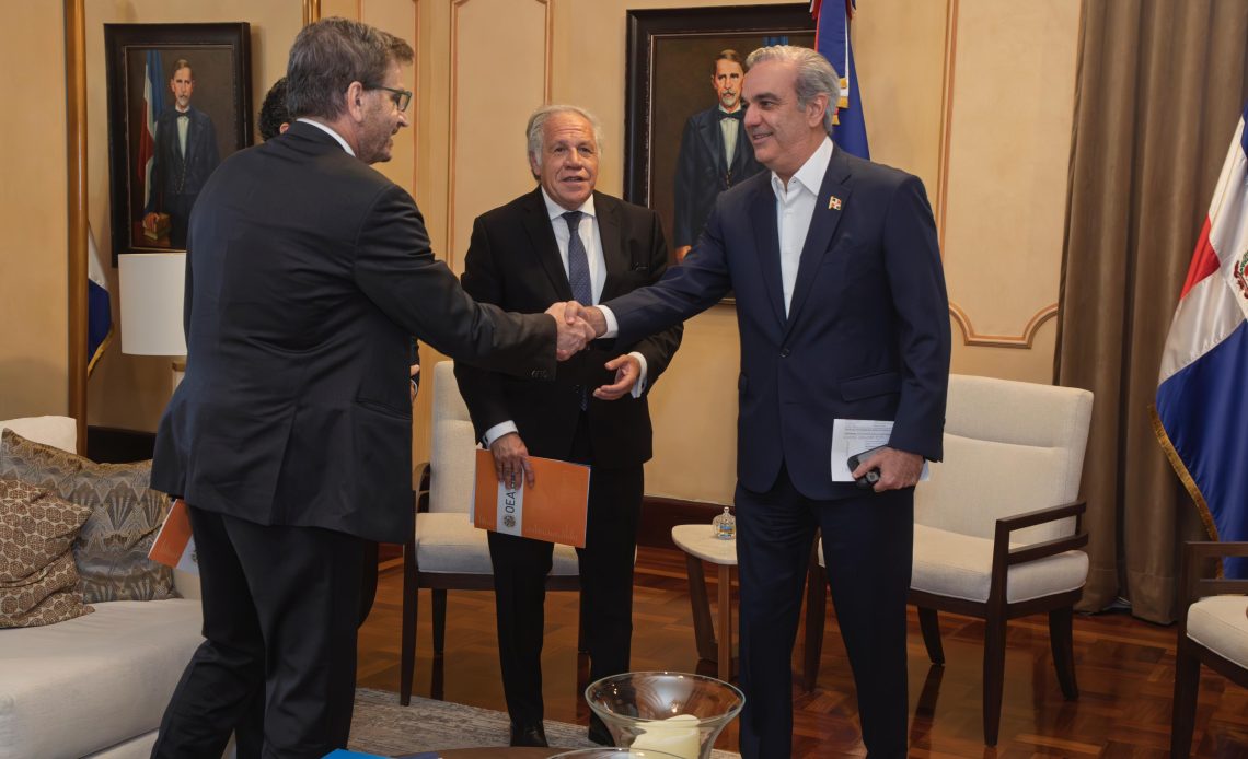 Abinader recibe al secretario general de la OEA, Luis Almagro