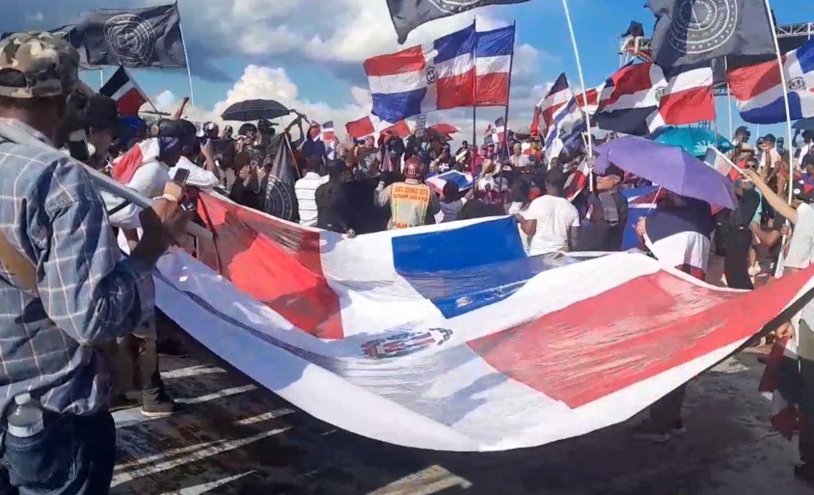 Manifestantes llegan a Plaza de la Bandera para protestar contra la migración irregular