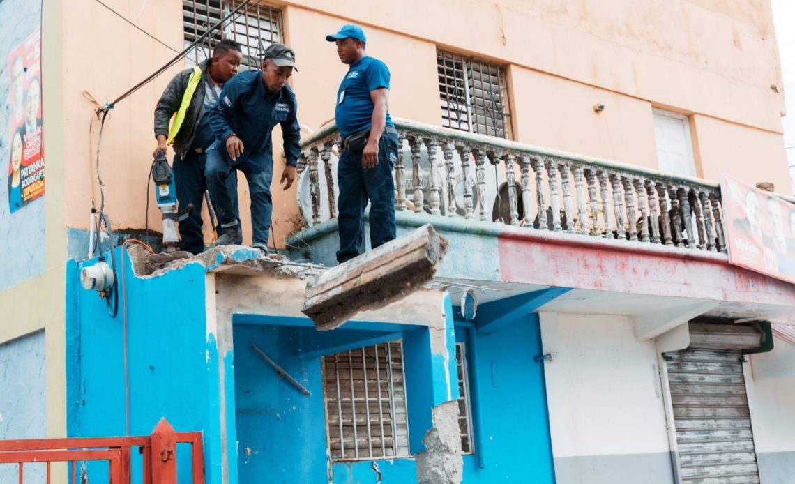 Alcaldía DN cierra bancas que ocupaban aceras, retira chatarras y clausura taller en Ensanche Quisqueya