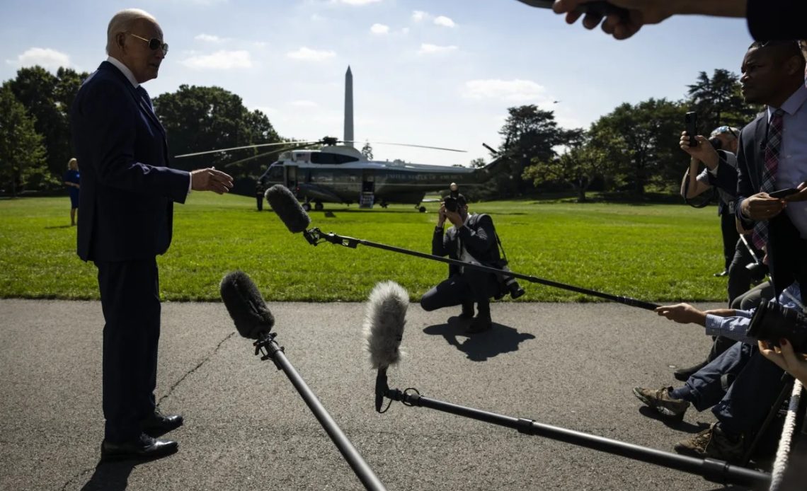 Biden hablando con periodistas