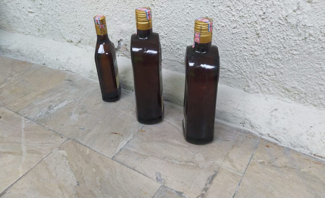 Ocupan tres botellas con cocaína líquida; apresan colombiano