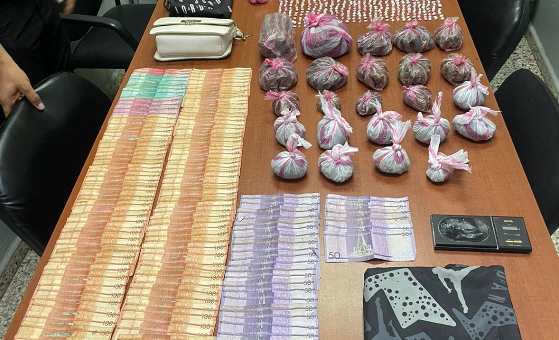 Confiscan drogas, balanza, celulares y dinero en allanamiento