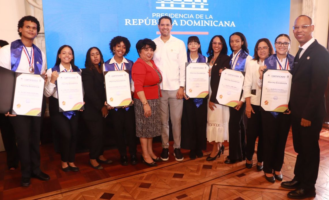 Más de 10 estudiantes de la Regional 15 de Educación son reconocidos por Máxima Excelencia 2024