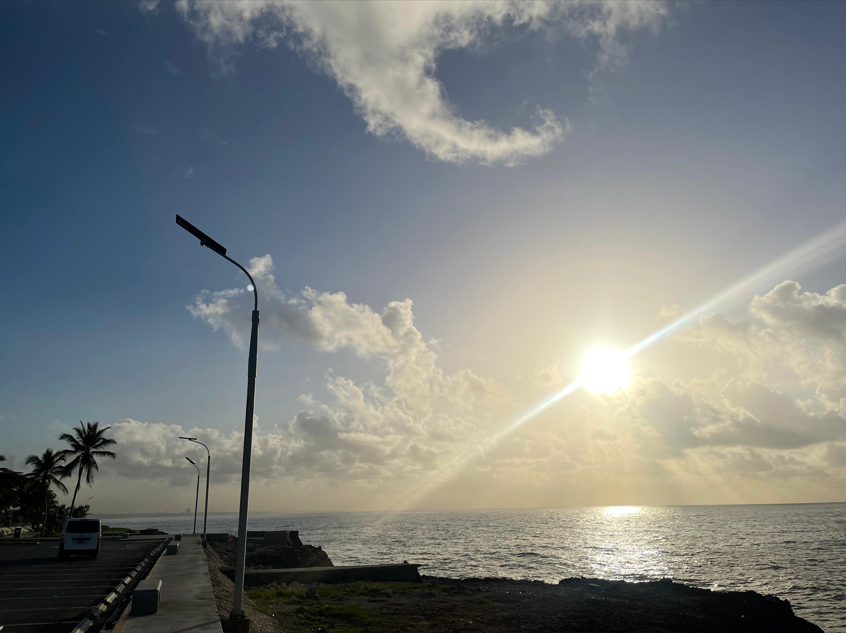 El sol brilla en el horizonte: Indomet pronostica temperaturas calurosas