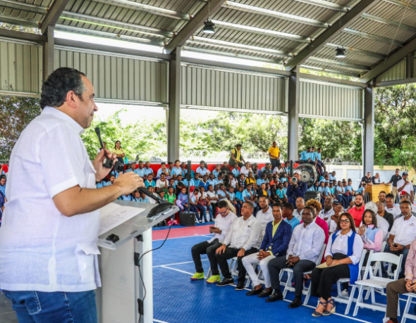 Inefi entrega moderno polideportivo y utilería deportiva en centros educativos de Elías Piña