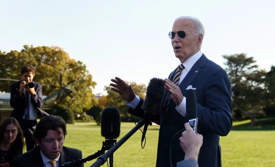 Joe Biden hablando ante la prensa.