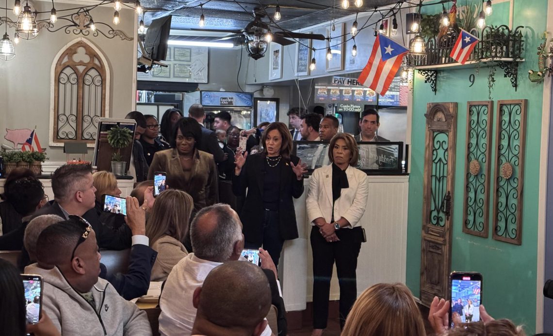 Kamala Harris presenta su plan para Puerto Rico en el corazón boricua de Filadelfia