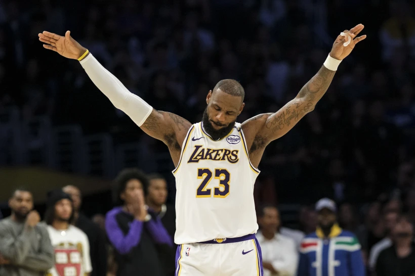 LeBron James logra triple doble y Davis anota 31 puntos en victoria de Lakers 131-127 sobre Kings