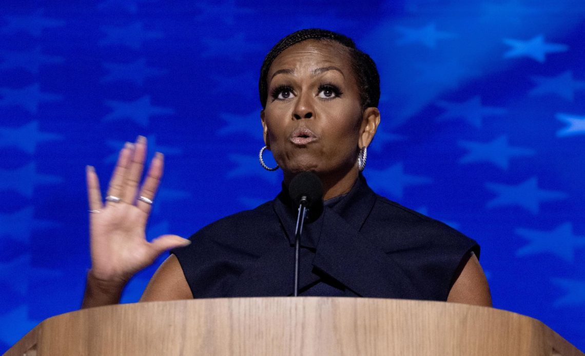 Michelle Obama apela a las mujeres y las insta a defender sus derechos votando por Harris