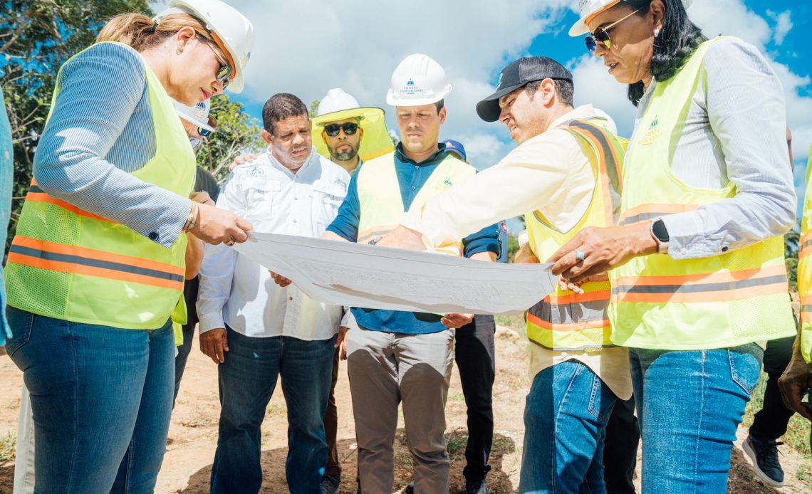 Ministro de Vivienda supervisa construcción del Centro Correccional Preventivo y Unidad Traumatológica de Higüey