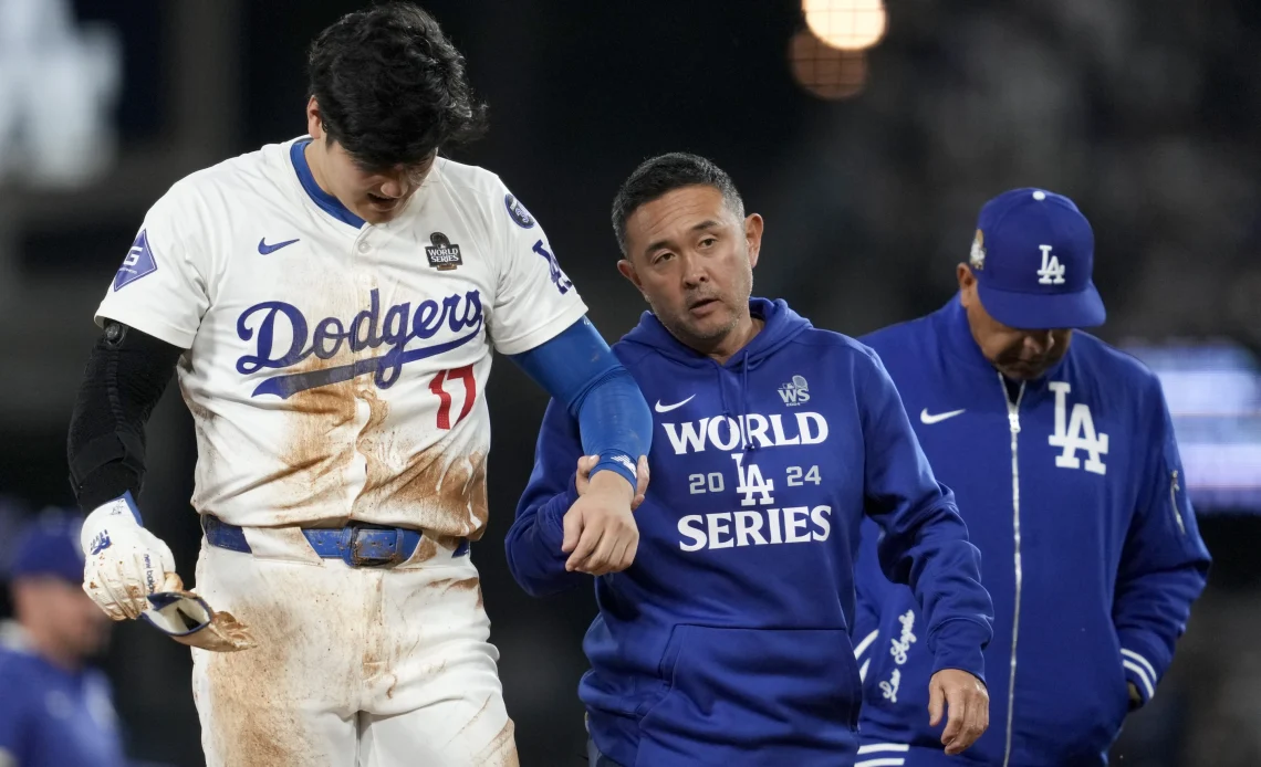 Ohtani sufre lesión parcial del hombro izquierdo en 2do juego de la Serie Mundial