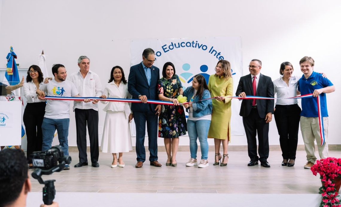 Representantes de la Iglesia de Jesucristo junto a la primera dama Raquel Arbaje.