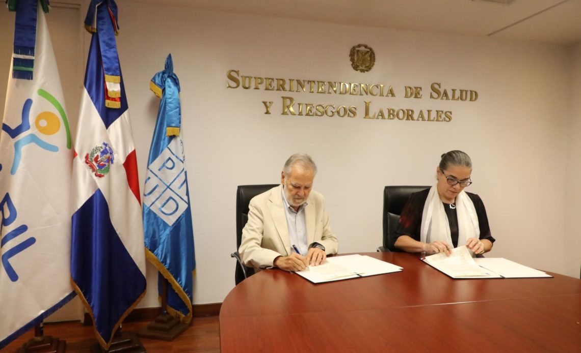 SISALRIL y PNUD firmando acuerdo