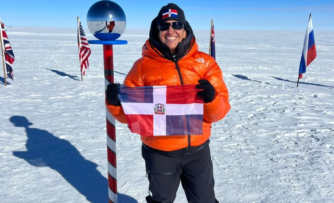 Thais Herrera con bandera dominicana