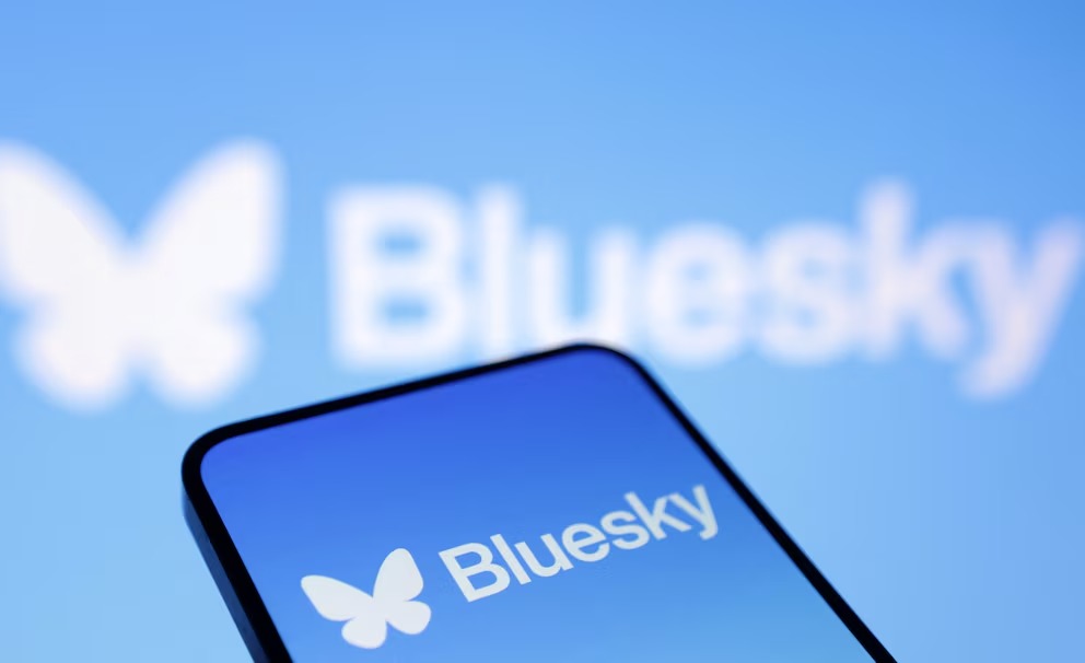 Cómo funciona Bluesky, la red social que comenzó a competir con X tras las elecciones en EEUU