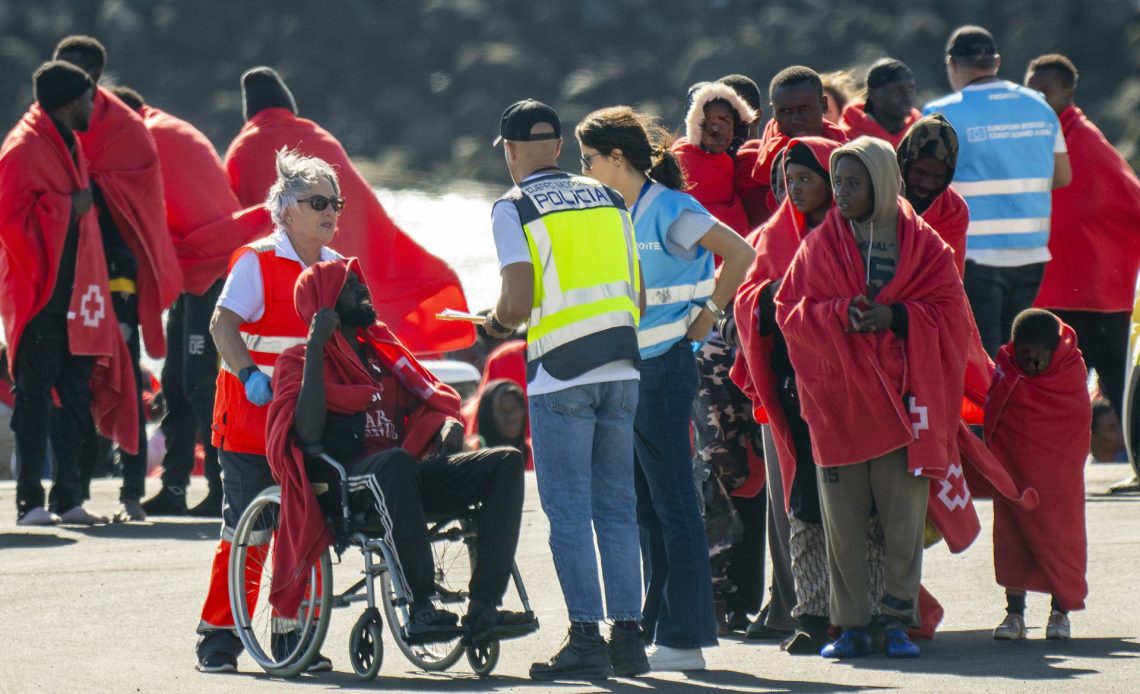 Tres muertos y casi 500 rescatados en otro día de la crisis migratoria de Canarias