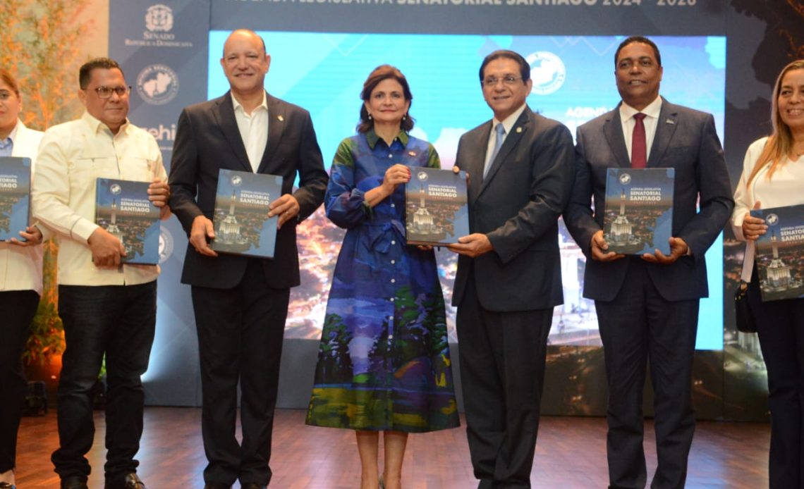 Daniel Rivera junto a la vicepresidenta Raquel Peña y otros funcionarios