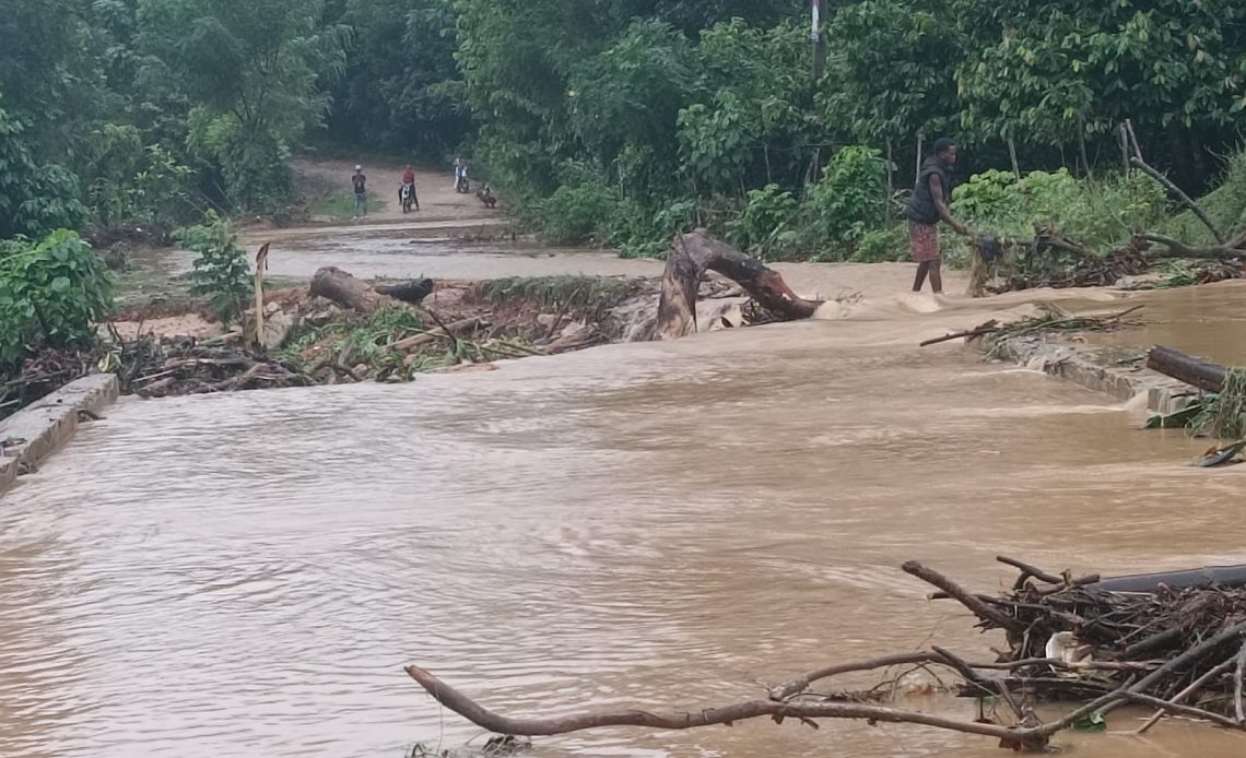 Intensas lluvias en Samaná provocan desbordamiento de ríos e inundaciones