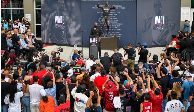 NBA se burla de estatua de Dwyane Wade y aseguran no se parece al deportista