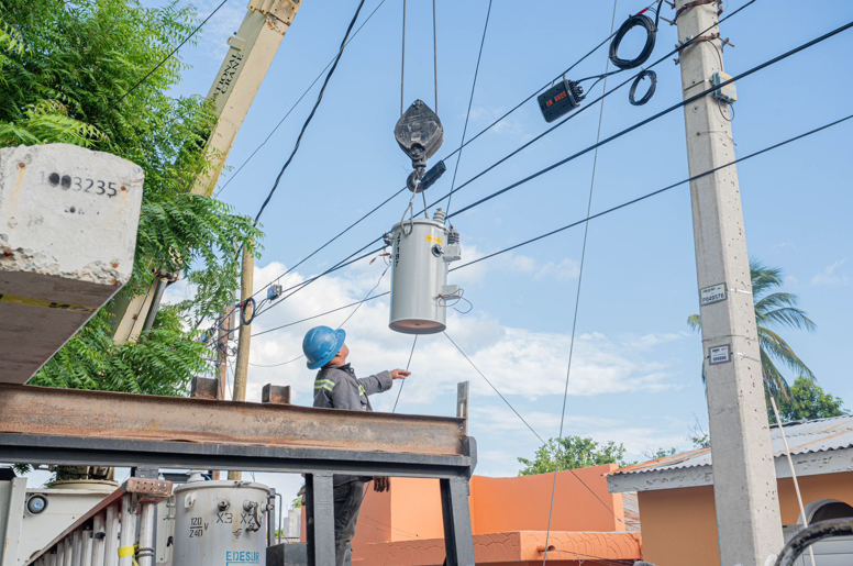 Edesur instala nuevos transformadores eléctricos en Azua para mejorar servicio